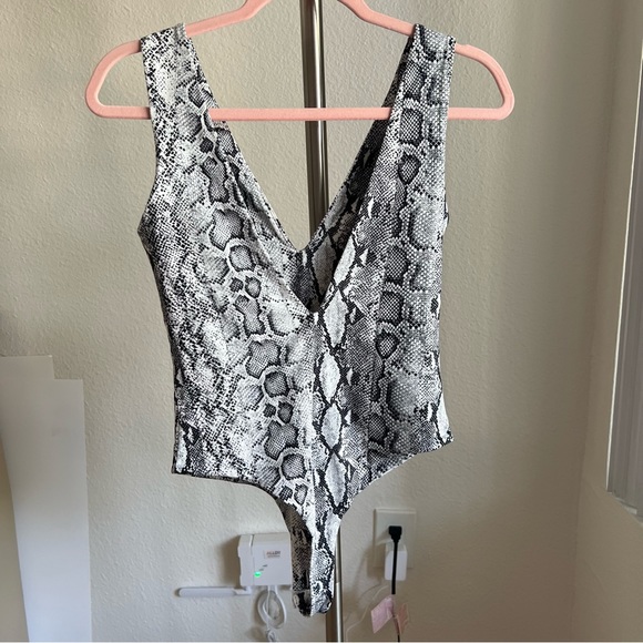 ⭕️SOLD⭕️Fore snakeskin bodysuit size medium body suit Gray White - Picture 8 of 12